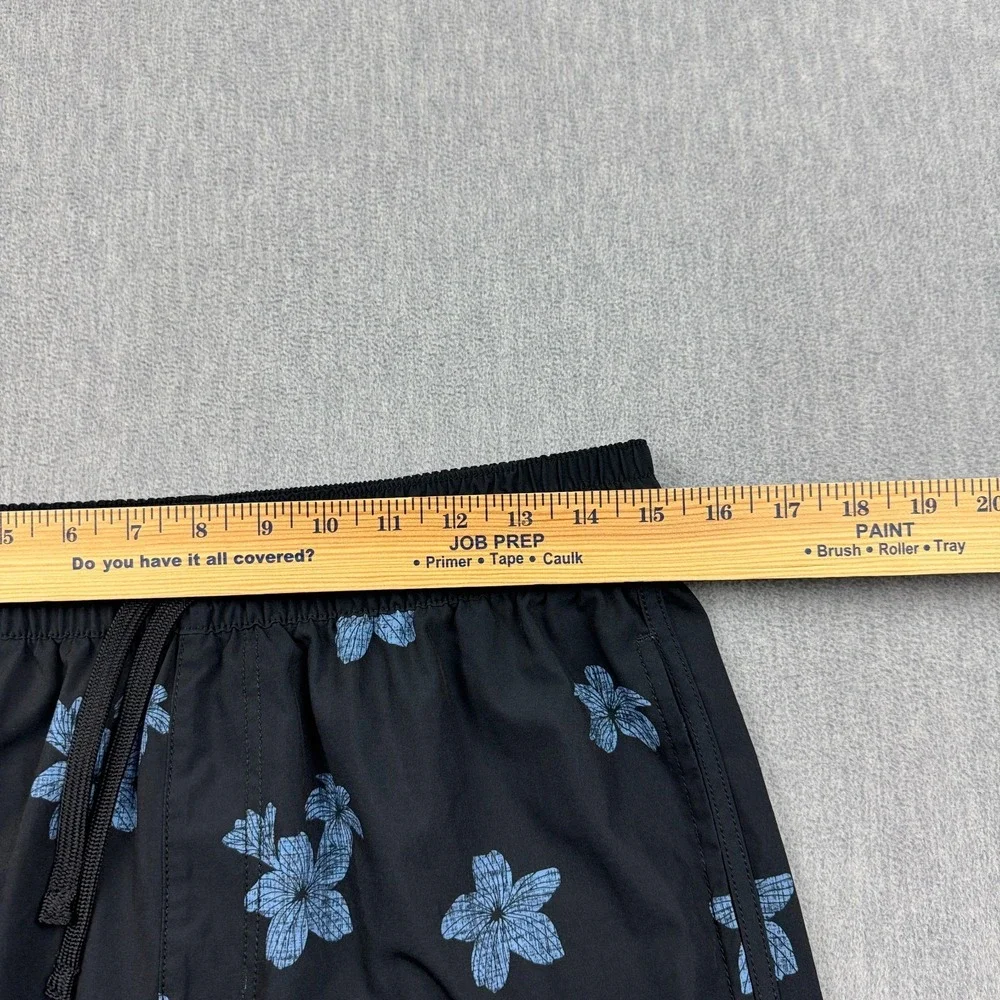 Travis Mathew Shorts Mens Medium Black Blue Floral Boardshort‎ Swim Trunks Surf